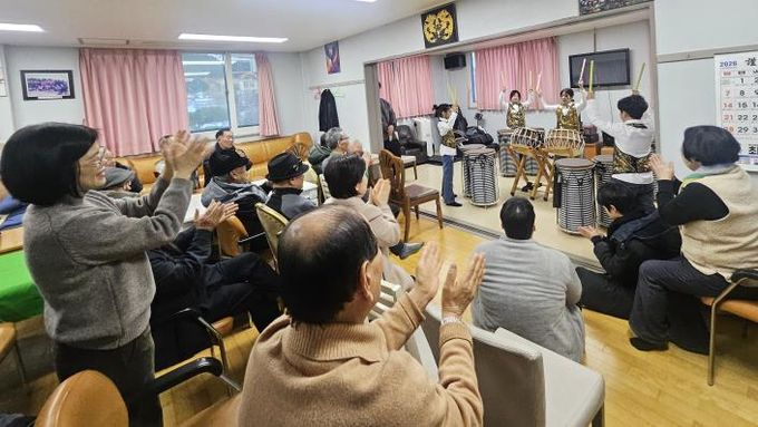수원시 영통구 The꿈 지역아동센터 아동, 경로당 방문하여‘난타공연’성료