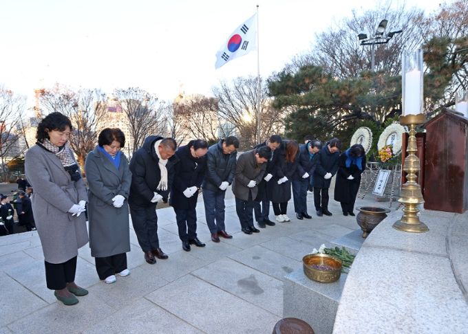 광명시의회, 현충탑 참배로 2026년 병오년 의정활동 시작