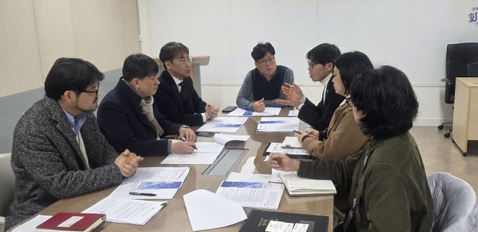 화성특례시의회 의회운영위원장, 도시건설위원회 소속 김영수 의원이 동탄 현민초 옹벽 민원 해결 위한 3차 간담회를 개최하였다.