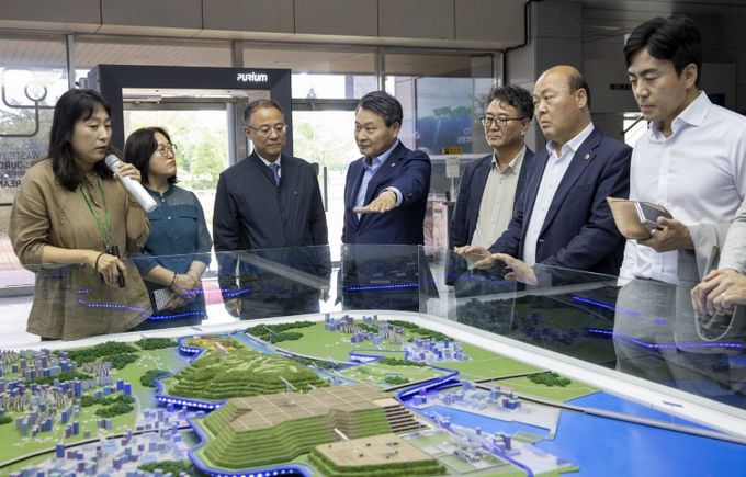 지난 2024년 7월 인천시의회 산업경제위원회 소속 의원들이 수도권매립지관리공사를 찾아 현안 점검을 하고 있다.