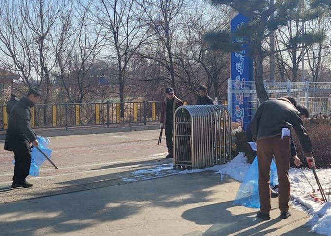 현덕면, ‘우리동네 새단장’을 위한 현덕면 자율방재단과 함께 2026년 설맞이 대청소 실시