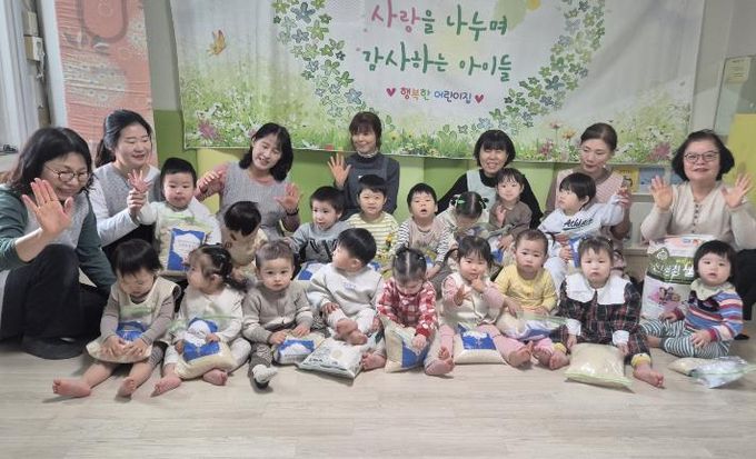 안성시동부무한돌봄네트워크팀, 행복한어린이집과 '사랑의 쌀' 나눔
