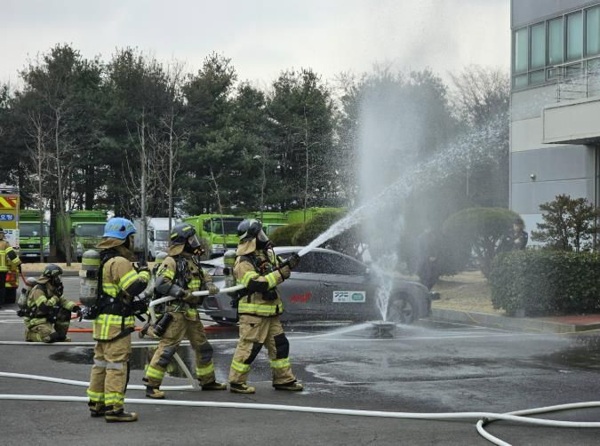 부천소방서 소방대원들이 부천시자원순환센터에서 방수 작업을 실시하고 있다.