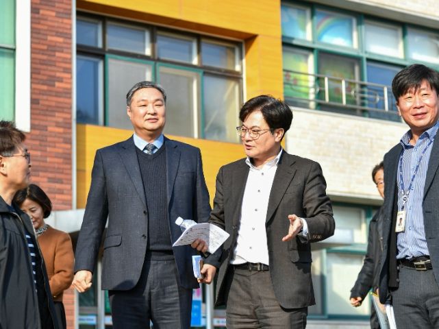 김병수 시장이 교육 현장을 찾아 살피고 있다