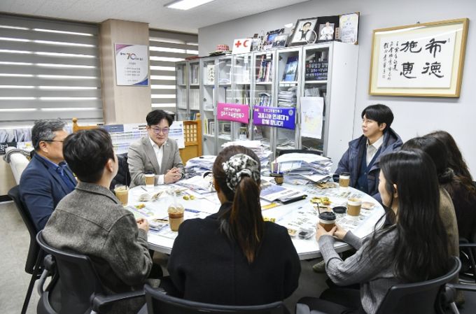 김병수 김포시장이 ‘청렴 팝업 카페’에서 직원들과 자유로운 분위기 속에서 대화를 나누고 있다.