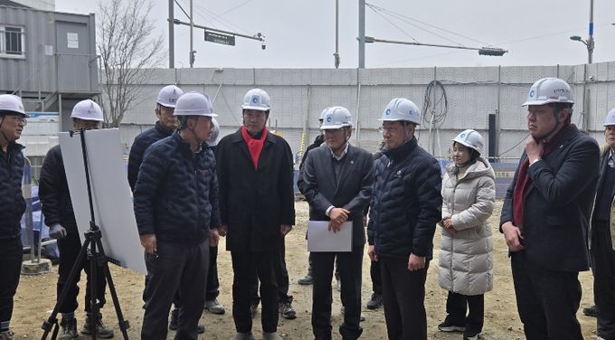 인천시의회 신충식 의원이 13일 유정복 인천시장과 함께 ‘검단근로자복합문화센터’ 공사 현장에서 공사 진행 상황을 듣고 있다.