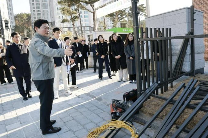이상일 시장이 26일 용인솔빛초·중통합학교를 찾아 주요 시설을 살피고 있다