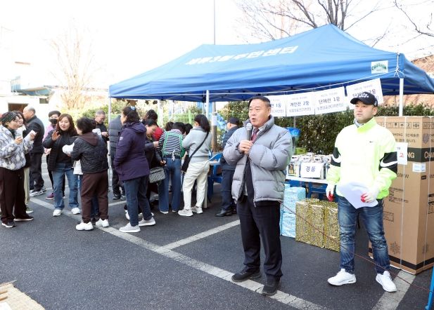 이재식 수원특례시의회 의장이 세류3동 정월대보름 척사대회에서 주민들에게 인사말을 하고 있다.