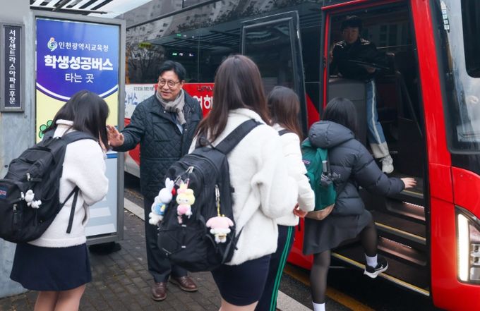 도성훈 인천시교육감, 새학기 '학생성공버스' 등교 학생 격려