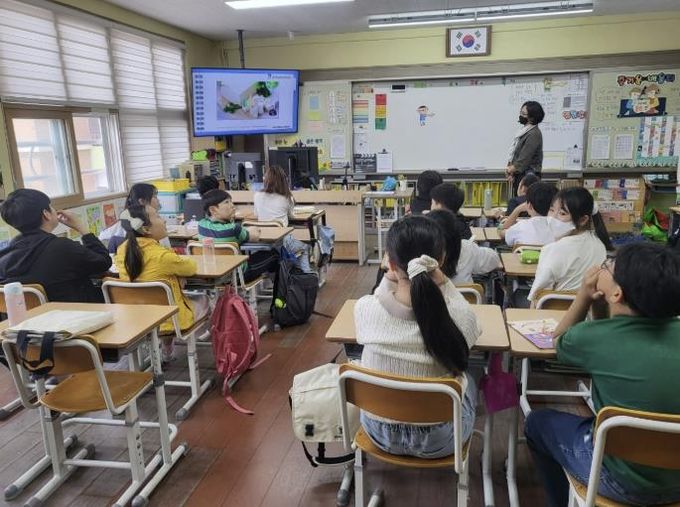 ‘찾아가는 건강먹거리 수업’에 학생들이 참여하고 있다.