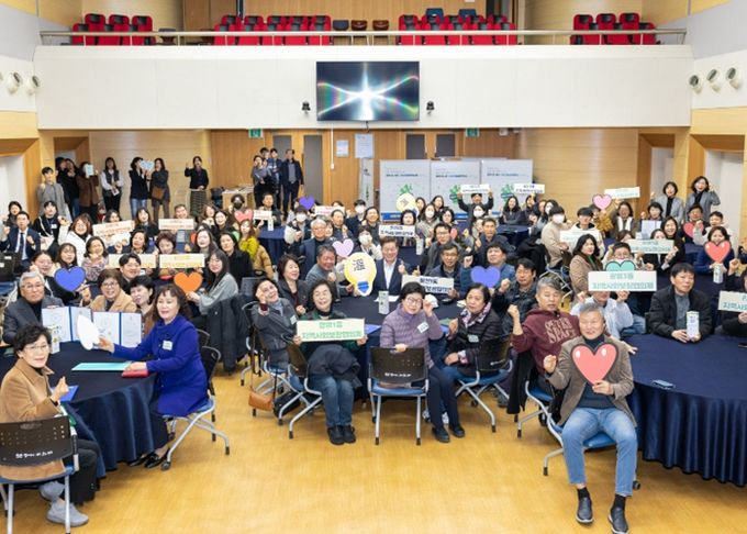 박승원 광명시장이 5일 광명시청 대회의실에서 열린 '2026년 동 지역사회보장협의체 1분기 신규위원 위촉식'에 참석해 위원들과 기념사진을 촬영하고 있다.