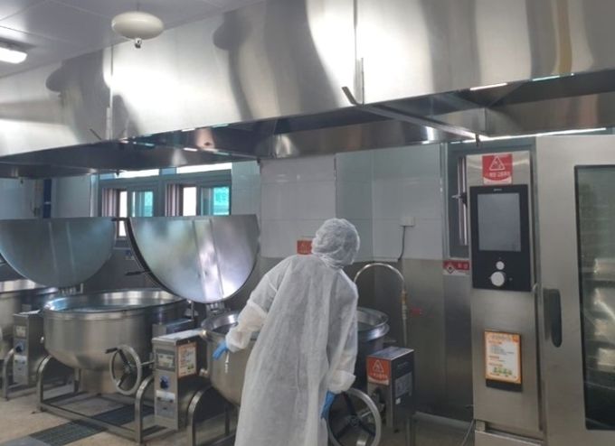 관내 유치원·학교 집단급식소 및 식재료 공급업체를 대상으로 위생 점검을 진행하고 있다.