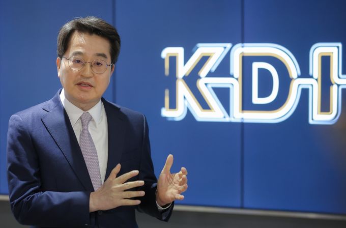 세종시 한국개발연구원에서 열린 재정사업평가 분과위원회 참석을 마치고 내용을 설명하는 김동연 지사