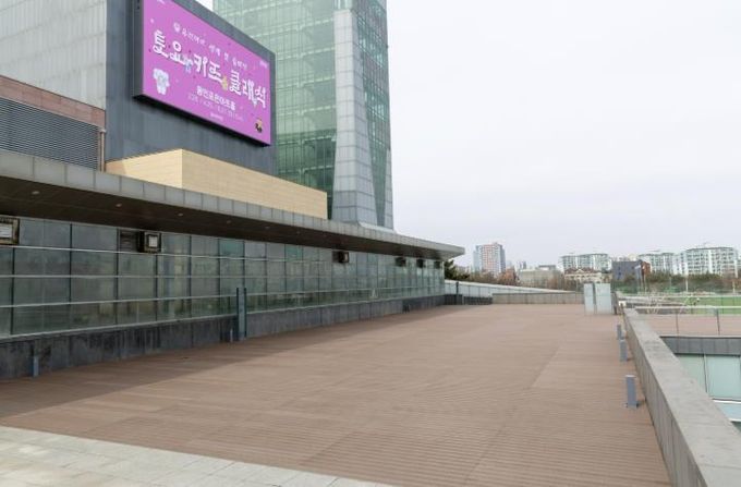 용인문화재단, 용인포은아트홀-용인포은아트갤러리 연결 옥외 데크 전면 교체 완료