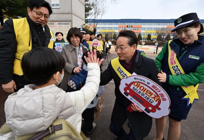 유정복 인천광역시장이 6일 구월서초등학교에서 열린 '어린이 교통안전 캠페인'에서 학생들과 인사하고 있다.