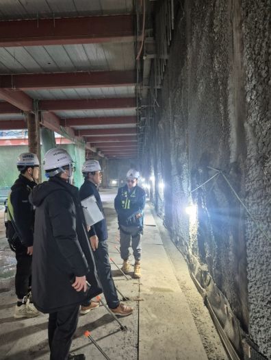 지난 4일 성원애드피아 건설 현장에서 시 직원과 경기도안전관리자문단 및 현장 관계자들이 해빙기 건설현장 안전점검을 하고 있다.