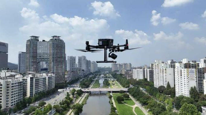 탄천 하늘을 날고 있는 성남시 드론 모습