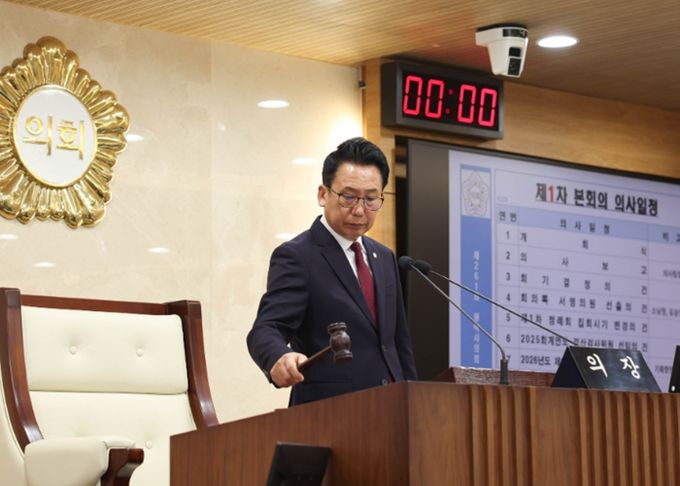 제261회 임시회 제1차 본회의에서 의사봉 타봉하는 강정구 의장