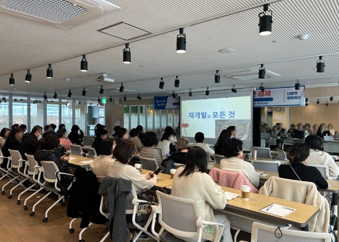 광명시 일직동 주민자치회가 주민자치 마을사업의 일환으로 추진한 ‘삶+, 생애전환 아카데미’ 특강을 26일 성공적으로 마무리했다.