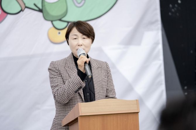 2026년 제2회 용인특례시의회 의장배 스포츠클라이밍 대회 개회식에서 유진선 의장이 대회사를 하고 있다.