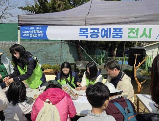 지난달 28일 원미산 진달래동산에서 폐목재를 활용한 목공예품 전시와 체험 프로그램 운영 모습