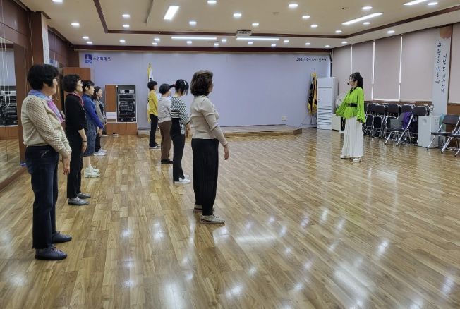 수원시 장안구 정자2동 주민자치회, 주민자치센터 신규 프로그램 ‘챠밍모델워킹’ 운영