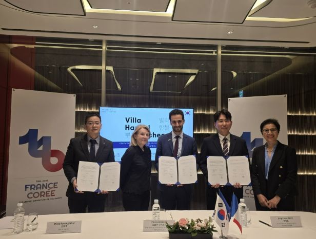 (왼쪽부터)남동경 부시장과 피에르 모르코스 문화참사관, 백종훈 한국만화영상진흥원장이 빌라부천 문화예술레지던시 업무협약서 서명 후 기념 촬영을 하고 있다.