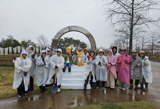 평택시민정원사, 봄비 속 봄꽃 심기로 정원에 생기 더해