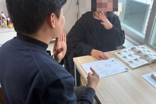 이서후 인천수어통역센터 수어통역사가 A씨와 수어로 대화하고 있다.