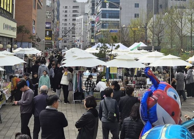 지난 10일부터 12일까지 소하 상업지구 및 한내천 일대(금하로 472)에서 사회연대경제 나눔장터 '자라라마켓'을 진행하고 있다.